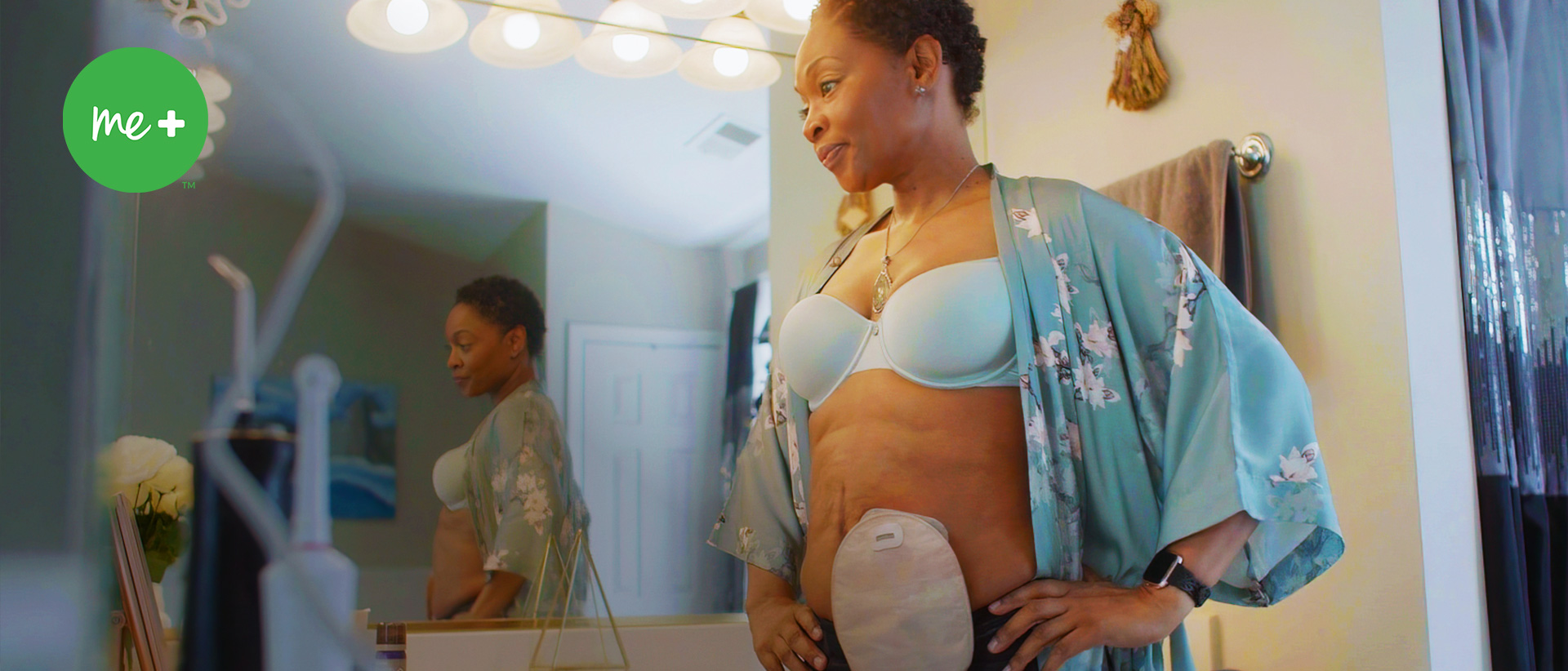 青いシャツを着た人