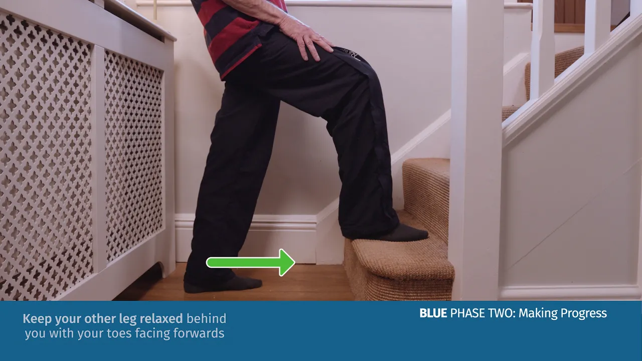 一個人在樓梯上行走