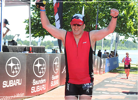 腕を上げている男