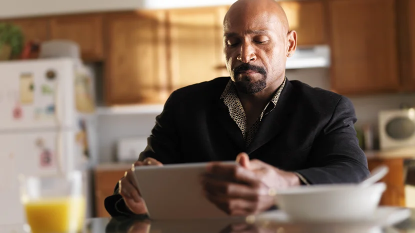 un hombre usando una tableta