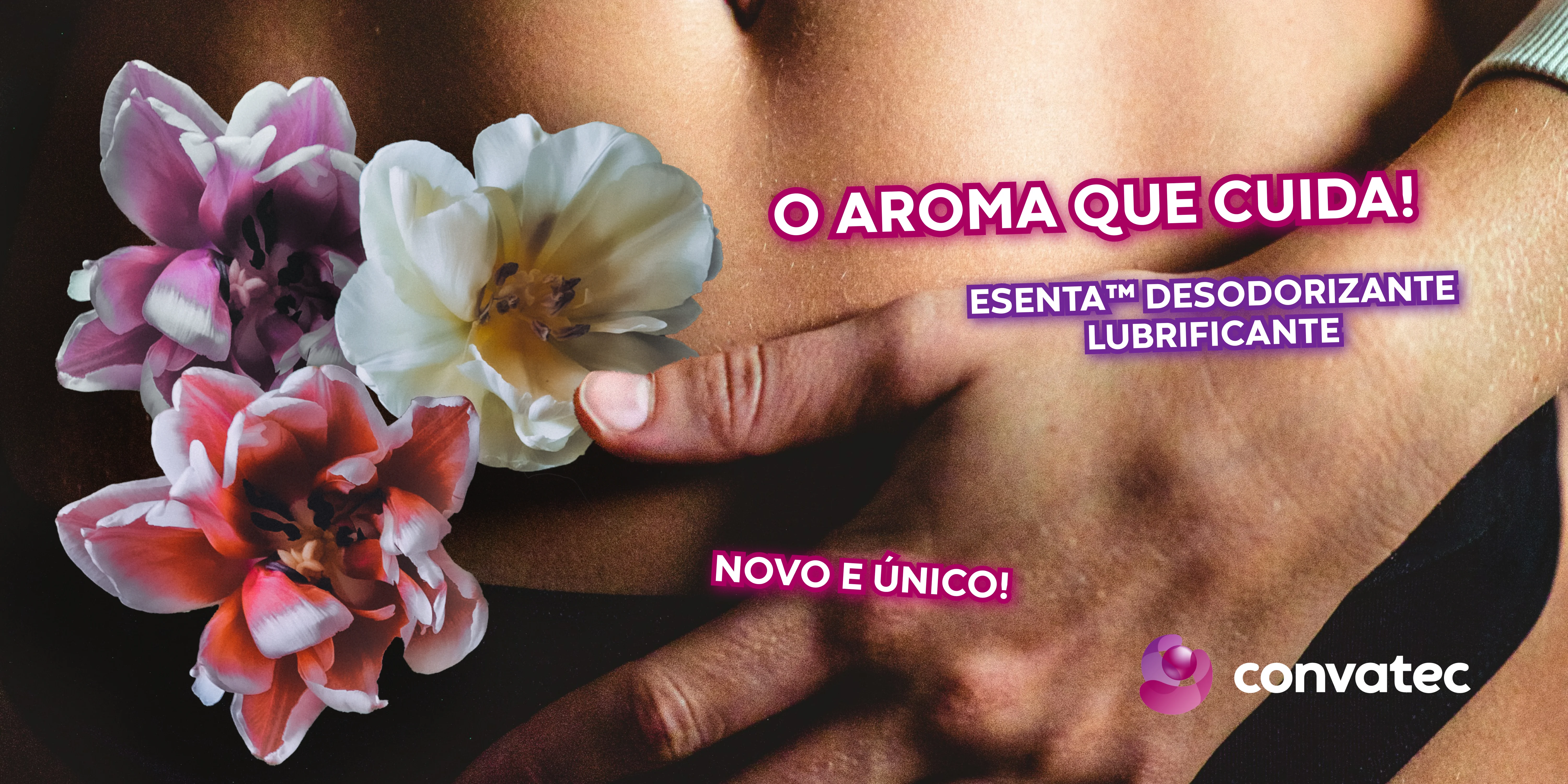 uma mão segurando flores