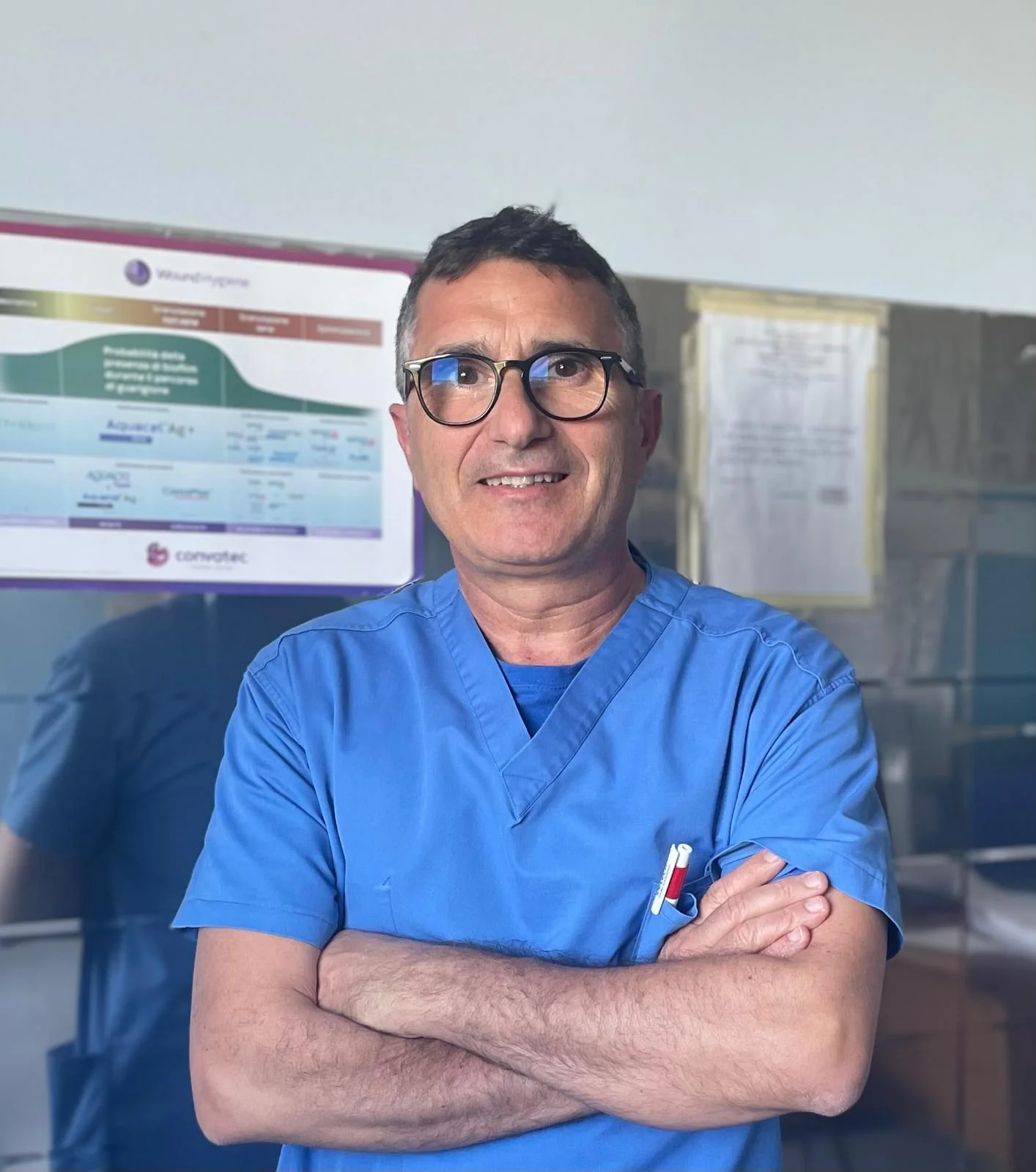 un uomo con le braccia incrociate